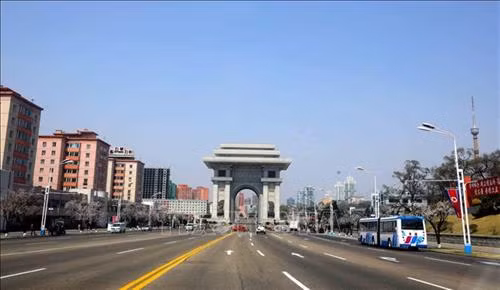 Thủ đô Bình Nhưỡng ngày nay mang một dáng vẻ hiện đại. Ảnh: Phương Hoa – TTXVN Những ngôi nhà cao tầng được sơn nhiều màu sắc mang dáng vẻ hiện đại cho Thủ đô Bình Nhưỡng. Ảnh: Phương Hoa- TTXVN Toàn cảnh thành phố Bình Nhưỡng nhìn từ trên cao. Ảnh: Phương Hoa – TTXVN Tiết mục hòa nhạc của Dàn nhạc Công Huân quốc gia Triều Tiên. Ảnh: Phương Hoa – TTXVN Đúng dịp sinh nhật của Chủ tịch Kim Nhật Thành, Triển lãm hoa được tổ chức tại Thủ đô Bình Nhưỡng. Ảnh: Phương Hoa – TTXVN Một gia đình Triều Tiên tham quan Triển lãm hoa Kim Nhật Thành. Ảnh: Phương Hoa – TTXVN Phụ nữ Triều Tiên mặc trang phục truyền thống vào xem Triển lãm hoa Kim Nhật Thành. Ảnh: Phương Hoa – TTXVN Người dân Triều Tiên xếp hàng vào xem Triển lãm hoa Kim Nhật Thành. Ảnh: Phương Hoa – TTXVN Một ngôi nhà truyền thống bên cạnh những công trình hiện đại. Ảnh: Phương Hoa – TTXVN Người dân và thiếu niên Triều Tiên đến vui chơi ở công viên. Ảnh: Phương Hoa – TTXVN Ngày cuối tuần, người dân Triều Tiên đến vui chơi ở các công viên nổi tiếng. Ảnh: Phương Hoa – TTXVN Một gian hàng dược phẩm ở Bình Nhưỡng. Ảnh: Phương Hoa – TTXVN Học sinh học môn thể thao yêu thích ở trường học. Ảnh: Phương Hoa – TTXVN Lớp học âm nhạc của học sinh Triều Tiên. Ảnh: Phương Hoa – TTXVN Lớp dạy lập trình tại Cung Học sinh Thiếu niên Vạn Cảnh Đài. Ảnh: Phương Hoa – TTXVN Triều Tiên rất chú trọng đến việc phát triển toàn diện con người, học sinh được tham gia các lớp học nghệ thuật. Ảnh: Phương Hoa- TTXVN Học sinh Triều Tiên học viết thư pháp. Ảnh: Phương Hoa – TTXVN Một cặp vợ chồng sắp cưới chụp ảnh trước Bảo tàng Chiến thắng Chiến tranh Giải phóng Tổ quốc. Ảnh: Phương Hoa – TTXVN Người dân xếp hàng trật tự lên phương tiện giao thông công cộng. Ảnh: Phương Hoa- TTXVN Cung Thái Dương Kumsusan-nơi an nghỉ của Chủ tịch Kim Nhật Thành và Kim Jong - Il. Ảnh: Phương Hoa – TTXVN Nhà ga trung tâm ở Thủ đô Bình Nhưỡng. Ảnh: Phương Hoa – TTXVN Tòa nhà Quốc hội ở Thủ đô Bình Nhưỡng. Ảnh: Phương Hoa – TTXVN Ngoài phương tiện giao thông công cộng, người dân Bình Nhưỡng thường xuyên sử dụng xe đạp. Ảnh: Phương Hoa – TTXVN Hoa nở trên đường phố cùng với những ngôi nhà cao tầng mang nhiều màu sắc rực rỡ. Ảnh: Phương Hoa – TTXVN Tượng "Vạn Lý Mã" - bức tượng nổi tiếng ở Bình Nhưỡng. Ảnh: Phương Hoa – TTXVN Những dãy phố với công trình kiến trúc hiện đại được xây dựng ở Bình Nhưỡng. Ảnh: Phương Hoa – TTXVN Nhiều chung cư cao tầng được xây dựng phục vụ chỗ ở cho người dân ở Thủ đô Bình Nhưỡng. Ảnh: Phương Hoa – TTXVN Khải Hoàn Môn - một công trình nổi tiếng ở Bình Nhưỡng. Ảnh: Phương Hoa – TTXVN Tháp Chủ thể cao 170 m là Tượng đài về học thuyết tự lực tự cường ở Triều Tiên. Ảnh: Phương Hoa – TTXVN Một công trình kiến trúc truyền thống của Triều Tiên tại Thủ đô Bình Nhưỡng. Ảnh: Phương Hoa – TTXVN Quảng trường Kim Nhật Thành, nơi tổ chức các sự kiện lớn của Triều Tiên. Ảnh: Phương Hoa – TTXVN Pin năng lượng mặt trời được sử dụng ở nhiều nơi tại Thủ đô Bình Nhưỡng. Ảnh: Phương Hoa – TTXVN Ô tô điện là phương tiện giao thông công cộng phổ biển ở Bình Nhưỡng. Ảnh: Phương Hoa – TTXVN Nhà ga Bình Nhưỡng nhìn từ trên cao. Ảnh: Phương Hoa – TTXVN Tòa nhà Ryugyong cao 330m ở Thủ đô Bình Nhưỡng. Ảnh: Phương Hoa – TTXVN Một công trình lịch sử ở Thủ đô Bình Nhưỡng. Ảnh: Phương Hoa – TTXVN Học sinh mầm non được cô giáo dẫn đi dã ngoại. Ảnh: Phương Hoa – TTXVN Thủ đô Bình Nhưỡng nhìn từ trên cao. Ảnh: Phương Hoa – TTXVN Khu Chang Jong, nơi tập trung nhiều nhà cao tầng. Ảnh: Phương Hoa – TTXVN