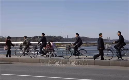 Thủ đô Bình Nhưỡng ngày nay mang một dáng vẻ hiện đại. Ảnh: Phương Hoa – TTXVN Những ngôi nhà cao tầng được sơn nhiều màu sắc mang dáng vẻ hiện đại cho Thủ đô Bình Nhưỡng. Ảnh: Phương Hoa- TTXVN Toàn cảnh thành phố Bình Nhưỡng nhìn từ trên cao. Ảnh: Phương Hoa – TTXVN Tiết mục hòa nhạc của Dàn nhạc Công Huân quốc gia Triều Tiên. Ảnh: Phương Hoa – TTXVN Đúng dịp sinh nhật của Chủ tịch Kim Nhật Thành, Triển lãm hoa được tổ chức tại Thủ đô Bình Nhưỡng. Ảnh: Phương Hoa – TTXVN Một gia đình Triều Tiên tham quan Triển lãm hoa Kim Nhật Thành. Ảnh: Phương Hoa – TTXVN Phụ nữ Triều Tiên mặc trang phục truyền thống vào xem Triển lãm hoa Kim Nhật Thành. Ảnh: Phương Hoa – TTXVN Người dân Triều Tiên xếp hàng vào xem Triển lãm hoa Kim Nhật Thành. Ảnh: Phương Hoa – TTXVN Một ngôi nhà truyền thống bên cạnh những công trình hiện đại. Ảnh: Phương Hoa – TTXVN Người dân và thiếu niên Triều Tiên đến vui chơi ở công viên. Ảnh: Phương Hoa – TTXVN Ngày cuối tuần, người dân Triều Tiên đến vui chơi ở các công viên nổi tiếng. Ảnh: Phương Hoa – TTXVN Một gian hàng dược phẩm ở Bình Nhưỡng. Ảnh: Phương Hoa – TTXVN Học sinh học môn thể thao yêu thích ở trường học. Ảnh: Phương Hoa – TTXVN Lớp học âm nhạc của học sinh Triều Tiên. Ảnh: Phương Hoa – TTXVN Lớp dạy lập trình tại Cung Học sinh Thiếu niên Vạn Cảnh Đài. Ảnh: Phương Hoa – TTXVN Triều Tiên rất chú trọng đến việc phát triển toàn diện con người, học sinh được tham gia các lớp học nghệ thuật. Ảnh: Phương Hoa- TTXVN Học sinh Triều Tiên học viết thư pháp. Ảnh: Phương Hoa – TTXVN Một cặp vợ chồng sắp cưới chụp ảnh trước Bảo tàng Chiến thắng Chiến tranh Giải phóng Tổ quốc. Ảnh: Phương Hoa – TTXVN Người dân xếp hàng trật tự lên phương tiện giao thông công cộng. Ảnh: Phương Hoa- TTXVN Cung Thái Dương Kumsusan-nơi an nghỉ của Chủ tịch Kim Nhật Thành và Kim Jong - Il. Ảnh: Phương Hoa – TTXVN Nhà ga trung tâm ở Thủ đô Bình Nhưỡng. Ảnh: Phương Hoa – TTXVN Tòa nhà Quốc hội ở Thủ đô Bình Nhưỡng. Ảnh: Phương Hoa – TTXVN Ngoài phương tiện giao thông công cộng, người dân Bình Nhưỡng thường xuyên sử dụng xe đạp. Ảnh: Phương Hoa – TTXVN Hoa nở trên đường phố cùng với những ngôi nhà cao tầng mang nhiều màu sắc rực rỡ. Ảnh: Phương Hoa – TTXVN Tượng "Vạn Lý Mã" - bức tượng nổi tiếng ở Bình Nhưỡng. Ảnh: Phương Hoa – TTXVN Những dãy phố với công trình kiến trúc hiện đại được xây dựng ở Bình Nhưỡng. Ảnh: Phương Hoa – TTXVN Nhiều chung cư cao tầng được xây dựng phục vụ chỗ ở cho người dân ở Thủ đô Bình Nhưỡng. Ảnh: Phương Hoa – TTXVN Khải Hoàn Môn - một công trình nổi tiếng ở Bình Nhưỡng. Ảnh: Phương Hoa – TTXVN Tháp Chủ thể cao 170 m là Tượng đài về học thuyết tự lực tự cường ở Triều Tiên. Ảnh: Phương Hoa – TTXVN Một công trình kiến trúc truyền thống của Triều Tiên tại Thủ đô Bình Nhưỡng. Ảnh: Phương Hoa – TTXVN Quảng trường Kim Nhật Thành, nơi tổ chức các sự kiện lớn của Triều Tiên. Ảnh: Phương Hoa – TTXVN Pin năng lượng mặt trời được sử dụng ở nhiều nơi tại Thủ đô Bình Nhưỡng. Ảnh: Phương Hoa – TTXVN Ô tô điện là phương tiện giao thông công cộng phổ biển ở Bình Nhưỡng. Ảnh: Phương Hoa – TTXVN Nhà ga Bình Nhưỡng nhìn từ trên cao. Ảnh: Phương Hoa – TTXVN Tòa nhà Ryugyong cao 330m ở Thủ đô Bình Nhưỡng. Ảnh: Phương Hoa – TTXVN Một công trình lịch sử ở Thủ đô Bình Nhưỡng. Ảnh: Phương Hoa – TTXVN Học sinh mầm non được cô giáo dẫn đi dã ngoại. Ảnh: Phương Hoa – TTXVN Thủ đô Bình Nhưỡng nhìn từ trên cao. Ảnh: Phương Hoa – TTXVN Khu Chang Jong, nơi tập trung nhiều nhà cao tầng. Ảnh: Phương Hoa – TTXVN