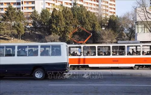Thủ đô Bình Nhưỡng ngày nay mang một dáng vẻ hiện đại. Ảnh: Phương Hoa – TTXVN Những ngôi nhà cao tầng được sơn nhiều màu sắc mang dáng vẻ hiện đại cho Thủ đô Bình Nhưỡng. Ảnh: Phương Hoa- TTXVN Toàn cảnh thành phố Bình Nhưỡng nhìn từ trên cao. Ảnh: Phương Hoa – TTXVN Tiết mục hòa nhạc của Dàn nhạc Công Huân quốc gia Triều Tiên. Ảnh: Phương Hoa – TTXVN Đúng dịp sinh nhật của Chủ tịch Kim Nhật Thành, Triển lãm hoa được tổ chức tại Thủ đô Bình Nhưỡng. Ảnh: Phương Hoa – TTXVN Một gia đình Triều Tiên tham quan Triển lãm hoa Kim Nhật Thành. Ảnh: Phương Hoa – TTXVN Phụ nữ Triều Tiên mặc trang phục truyền thống vào xem Triển lãm hoa Kim Nhật Thành. Ảnh: Phương Hoa – TTXVN Người dân Triều Tiên xếp hàng vào xem Triển lãm hoa Kim Nhật Thành. Ảnh: Phương Hoa – TTXVN Một ngôi nhà truyền thống bên cạnh những công trình hiện đại. Ảnh: Phương Hoa – TTXVN Người dân và thiếu niên Triều Tiên đến vui chơi ở công viên. Ảnh: Phương Hoa – TTXVN Ngày cuối tuần, người dân Triều Tiên đến vui chơi ở các công viên nổi tiếng. Ảnh: Phương Hoa – TTXVN Một gian hàng dược phẩm ở Bình Nhưỡng. Ảnh: Phương Hoa – TTXVN Học sinh học môn thể thao yêu thích ở trường học. Ảnh: Phương Hoa – TTXVN Lớp học âm nhạc của học sinh Triều Tiên. Ảnh: Phương Hoa – TTXVN Lớp dạy lập trình tại Cung Học sinh Thiếu niên Vạn Cảnh Đài. Ảnh: Phương Hoa – TTXVN Triều Tiên rất chú trọng đến việc phát triển toàn diện con người, học sinh được tham gia các lớp học nghệ thuật. Ảnh: Phương Hoa- TTXVN Học sinh Triều Tiên học viết thư pháp. Ảnh: Phương Hoa – TTXVN Một cặp vợ chồng sắp cưới chụp ảnh trước Bảo tàng Chiến thắng Chiến tranh Giải phóng Tổ quốc. Ảnh: Phương Hoa – TTXVN Người dân xếp hàng trật tự lên phương tiện giao thông công cộng. Ảnh: Phương Hoa- TTXVN Cung Thái Dương Kumsusan-nơi an nghỉ của Chủ tịch Kim Nhật Thành và Kim Jong - Il. Ảnh: Phương Hoa – TTXVN Nhà ga trung tâm ở Thủ đô Bình Nhưỡng. Ảnh: Phương Hoa – TTXVN Tòa nhà Quốc hội ở Thủ đô Bình Nhưỡng. Ảnh: Phương Hoa – TTXVN Ngoài phương tiện giao thông công cộng, người dân Bình Nhưỡng thường xuyên sử dụng xe đạp. Ảnh: Phương Hoa – TTXVN Hoa nở trên đường phố cùng với những ngôi nhà cao tầng mang nhiều màu sắc rực rỡ. Ảnh: Phương Hoa – TTXVN Tượng "Vạn Lý Mã" - bức tượng nổi tiếng ở Bình Nhưỡng. Ảnh: Phương Hoa – TTXVN Những dãy phố với công trình kiến trúc hiện đại được xây dựng ở Bình Nhưỡng. Ảnh: Phương Hoa – TTXVN Nhiều chung cư cao tầng được xây dựng phục vụ chỗ ở cho người dân ở Thủ đô Bình Nhưỡng. Ảnh: Phương Hoa – TTXVN Khải Hoàn Môn - một công trình nổi tiếng ở Bình Nhưỡng. Ảnh: Phương Hoa – TTXVN Tháp Chủ thể cao 170 m là Tượng đài về học thuyết tự lực tự cường ở Triều Tiên. Ảnh: Phương Hoa – TTXVN Một công trình kiến trúc truyền thống của Triều Tiên tại Thủ đô Bình Nhưỡng. Ảnh: Phương Hoa – TTXVN Quảng trường Kim Nhật Thành, nơi tổ chức các sự kiện lớn của Triều Tiên. Ảnh: Phương Hoa – TTXVN Pin năng lượng mặt trời được sử dụng ở nhiều nơi tại Thủ đô Bình Nhưỡng. Ảnh: Phương Hoa – TTXVN Ô tô điện là phương tiện giao thông công cộng phổ biển ở Bình Nhưỡng. Ảnh: Phương Hoa – TTXVN Nhà ga Bình Nhưỡng nhìn từ trên cao. Ảnh: Phương Hoa – TTXVN Tòa nhà Ryugyong cao 330m ở Thủ đô Bình Nhưỡng. Ảnh: Phương Hoa – TTXVN Một công trình lịch sử ở Thủ đô Bình Nhưỡng. Ảnh: Phương Hoa – TTXVN Học sinh mầm non được cô giáo dẫn đi dã ngoại. Ảnh: Phương Hoa – TTXVN Thủ đô Bình Nhưỡng nhìn từ trên cao. Ảnh: Phương Hoa – TTXVN Khu Chang Jong, nơi tập trung nhiều nhà cao tầng. Ảnh: Phương Hoa – TTXVN