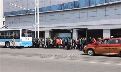 Thủ đô Bình Nhưỡng ngày nay mang một dáng vẻ hiện đại. Ảnh: Phương Hoa – TTXVN Những ngôi nhà cao tầng được sơn nhiều màu sắc mang dáng vẻ hiện đại cho Thủ đô Bình Nhưỡng. Ảnh: Phương Hoa- TTXVN Toàn cảnh thành phố Bình Nhưỡng nhìn từ trên cao. Ảnh: Phương Hoa – TTXVN Tiết mục hòa nhạc của Dàn nhạc Công Huân quốc gia Triều Tiên. Ảnh: Phương Hoa – TTXVN Đúng dịp sinh nhật của Chủ tịch Kim Nhật Thành, Triển lãm hoa được tổ chức tại Thủ đô Bình Nhưỡng. Ảnh: Phương Hoa – TTXVN Một gia đình Triều Tiên tham quan Triển lãm hoa Kim Nhật Thành. Ảnh: Phương Hoa – TTXVN Phụ nữ Triều Tiên mặc trang phục truyền thống vào xem Triển lãm hoa Kim Nhật Thành. Ảnh: Phương Hoa – TTXVN Người dân Triều Tiên xếp hàng vào xem Triển lãm hoa Kim Nhật Thành. Ảnh: Phương Hoa – TTXVN Một ngôi nhà truyền thống bên cạnh những công trình hiện đại. Ảnh: Phương Hoa – TTXVN Người dân và thiếu niên Triều Tiên đến vui chơi ở công viên. Ảnh: Phương Hoa – TTXVN Ngày cuối tuần, người dân Triều Tiên đến vui chơi ở các công viên nổi tiếng. Ảnh: Phương Hoa – TTXVN Một gian hàng dược phẩm ở Bình Nhưỡng. Ảnh: Phương Hoa – TTXVN Học sinh học môn thể thao yêu thích ở trường học. Ảnh: Phương Hoa – TTXVN Lớp học âm nhạc của học sinh Triều Tiên. Ảnh: Phương Hoa – TTXVN Lớp dạy lập trình tại Cung Học sinh Thiếu niên Vạn Cảnh Đài. Ảnh: Phương Hoa – TTXVN Triều Tiên rất chú trọng đến việc phát triển toàn diện con người, học sinh được tham gia các lớp học nghệ thuật. Ảnh: Phương Hoa- TTXVN Học sinh Triều Tiên học viết thư pháp. Ảnh: Phương Hoa – TTXVN Một cặp vợ chồng sắp cưới chụp ảnh trước Bảo tàng Chiến thắng Chiến tranh Giải phóng Tổ quốc. Ảnh: Phương Hoa – TTXVN Người dân xếp hàng trật tự lên phương tiện giao thông công cộng. Ảnh: Phương Hoa- TTXVN Cung Thái Dương Kumsusan-nơi an nghỉ của Chủ tịch Kim Nhật Thành và Kim Jong - Il. Ảnh: Phương Hoa – TTXVN Nhà ga trung tâm ở Thủ đô Bình Nhưỡng. Ảnh: Phương Hoa – TTXVN Tòa nhà Quốc hội ở Thủ đô Bình Nhưỡng. Ảnh: Phương Hoa – TTXVN Ngoài phương tiện giao thông công cộng, người dân Bình Nhưỡng thường xuyên sử dụng xe đạp. Ảnh: Phương Hoa – TTXVN Hoa nở trên đường phố cùng với những ngôi nhà cao tầng mang nhiều màu sắc rực rỡ. Ảnh: Phương Hoa – TTXVN Tượng "Vạn Lý Mã" - bức tượng nổi tiếng ở Bình Nhưỡng. Ảnh: Phương Hoa – TTXVN Những dãy phố với công trình kiến trúc hiện đại được xây dựng ở Bình Nhưỡng. Ảnh: Phương Hoa – TTXVN Nhiều chung cư cao tầng được xây dựng phục vụ chỗ ở cho người dân ở Thủ đô Bình Nhưỡng. Ảnh: Phương Hoa – TTXVN Khải Hoàn Môn - một công trình nổi tiếng ở Bình Nhưỡng. Ảnh: Phương Hoa – TTXVN Tháp Chủ thể cao 170 m là Tượng đài về học thuyết tự lực tự cường ở Triều Tiên. Ảnh: Phương Hoa – TTXVN Một công trình kiến trúc truyền thống của Triều Tiên tại Thủ đô Bình Nhưỡng. Ảnh: Phương Hoa – TTXVN Quảng trường Kim Nhật Thành, nơi tổ chức các sự kiện lớn của Triều Tiên. Ảnh: Phương Hoa – TTXVN Pin năng lượng mặt trời được sử dụng ở nhiều nơi tại Thủ đô Bình Nhưỡng. Ảnh: Phương Hoa – TTXVN Ô tô điện là phương tiện giao thông công cộng phổ biển ở Bình Nhưỡng. Ảnh: Phương Hoa – TTXVN Nhà ga Bình Nhưỡng nhìn từ trên cao. Ảnh: Phương Hoa – TTXVN Tòa nhà Ryugyong cao 330m ở Thủ đô Bình Nhưỡng. Ảnh: Phương Hoa – TTXVN Một công trình lịch sử ở Thủ đô Bình Nhưỡng. Ảnh: Phương Hoa – TTXVN Học sinh mầm non được cô giáo dẫn đi dã ngoại. Ảnh: Phương Hoa – TTXVN Thủ đô Bình Nhưỡng nhìn từ trên cao. Ảnh: Phương Hoa – TTXVN Khu Chang Jong, nơi tập trung nhiều nhà cao tầng. Ảnh: Phương Hoa – TTXVN