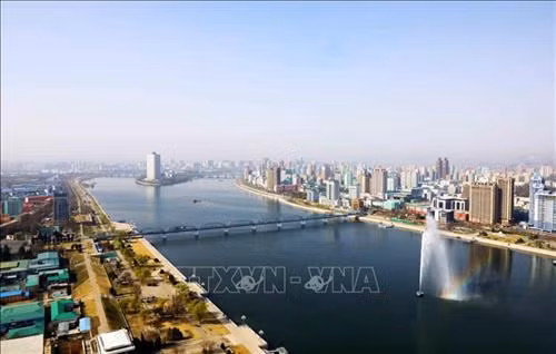 Thủ đô Bình Nhưỡng ngày nay mang một dáng vẻ hiện đại. Ảnh: Phương Hoa – TTXVN Những ngôi nhà cao tầng được sơn nhiều màu sắc mang dáng vẻ hiện đại cho Thủ đô Bình Nhưỡng. Ảnh: Phương Hoa- TTXVN Toàn cảnh thành phố Bình Nhưỡng nhìn từ trên cao. Ảnh: Phương Hoa – TTXVN Tiết mục hòa nhạc của Dàn nhạc Công Huân quốc gia Triều Tiên. Ảnh: Phương Hoa – TTXVN Đúng dịp sinh nhật của Chủ tịch Kim Nhật Thành, Triển lãm hoa được tổ chức tại Thủ đô Bình Nhưỡng. Ảnh: Phương Hoa – TTXVN Một gia đình Triều Tiên tham quan Triển lãm hoa Kim Nhật Thành. Ảnh: Phương Hoa – TTXVN Phụ nữ Triều Tiên mặc trang phục truyền thống vào xem Triển lãm hoa Kim Nhật Thành. Ảnh: Phương Hoa – TTXVN Người dân Triều Tiên xếp hàng vào xem Triển lãm hoa Kim Nhật Thành. Ảnh: Phương Hoa – TTXVN Một ngôi nhà truyền thống bên cạnh những công trình hiện đại. Ảnh: Phương Hoa – TTXVN Người dân và thiếu niên Triều Tiên đến vui chơi ở công viên. Ảnh: Phương Hoa – TTXVN Ngày cuối tuần, người dân Triều Tiên đến vui chơi ở các công viên nổi tiếng. Ảnh: Phương Hoa – TTXVN Một gian hàng dược phẩm ở Bình Nhưỡng. Ảnh: Phương Hoa – TTXVN Học sinh học môn thể thao yêu thích ở trường học. Ảnh: Phương Hoa – TTXVN Lớp học âm nhạc của học sinh Triều Tiên. Ảnh: Phương Hoa – TTXVN Lớp dạy lập trình tại Cung Học sinh Thiếu niên Vạn Cảnh Đài. Ảnh: Phương Hoa – TTXVN Triều Tiên rất chú trọng đến việc phát triển toàn diện con người, học sinh được tham gia các lớp học nghệ thuật. Ảnh: Phương Hoa- TTXVN Học sinh Triều Tiên học viết thư pháp. Ảnh: Phương Hoa – TTXVN Một cặp vợ chồng sắp cưới chụp ảnh trước Bảo tàng Chiến thắng Chiến tranh Giải phóng Tổ quốc. Ảnh: Phương Hoa – TTXVN Người dân xếp hàng trật tự lên phương tiện giao thông công cộng. Ảnh: Phương Hoa- TTXVN Cung Thái Dương Kumsusan-nơi an nghỉ của Chủ tịch Kim Nhật Thành và Kim Jong - Il. Ảnh: Phương Hoa – TTXVN Nhà ga trung tâm ở Thủ đô Bình Nhưỡng. Ảnh: Phương Hoa – TTXVN Tòa nhà Quốc hội ở Thủ đô Bình Nhưỡng. Ảnh: Phương Hoa – TTXVN Ngoài phương tiện giao thông công cộng, người dân Bình Nhưỡng thường xuyên sử dụng xe đạp. Ảnh: Phương Hoa – TTXVN Hoa nở trên đường phố cùng với những ngôi nhà cao tầng mang nhiều màu sắc rực rỡ. Ảnh: Phương Hoa – TTXVN Tượng "Vạn Lý Mã" - bức tượng nổi tiếng ở Bình Nhưỡng. Ảnh: Phương Hoa – TTXVN Những dãy phố với công trình kiến trúc hiện đại được xây dựng ở Bình Nhưỡng. Ảnh: Phương Hoa – TTXVN Nhiều chung cư cao tầng được xây dựng phục vụ chỗ ở cho người dân ở Thủ đô Bình Nhưỡng. Ảnh: Phương Hoa – TTXVN Khải Hoàn Môn - một công trình nổi tiếng ở Bình Nhưỡng. Ảnh: Phương Hoa – TTXVN Tháp Chủ thể cao 170 m là Tượng đài về học thuyết tự lực tự cường ở Triều Tiên. Ảnh: Phương Hoa – TTXVN Một công trình kiến trúc truyền thống của Triều Tiên tại Thủ đô Bình Nhưỡng. Ảnh: Phương Hoa – TTXVN Quảng trường Kim Nhật Thành, nơi tổ chức các sự kiện lớn của Triều Tiên. Ảnh: Phương Hoa – TTXVN Pin năng lượng mặt trời được sử dụng ở nhiều nơi tại Thủ đô Bình Nhưỡng. Ảnh: Phương Hoa – TTXVN Ô tô điện là phương tiện giao thông công cộng phổ biển ở Bình Nhưỡng. Ảnh: Phương Hoa – TTXVN Nhà ga Bình Nhưỡng nhìn từ trên cao. Ảnh: Phương Hoa – TTXVN Tòa nhà Ryugyong cao 330m ở Thủ đô Bình Nhưỡng. Ảnh: Phương Hoa – TTXVN Một công trình lịch sử ở Thủ đô Bình Nhưỡng. Ảnh: Phương Hoa – TTXVN Học sinh mầm non được cô giáo dẫn đi dã ngoại. Ảnh: Phương Hoa – TTXVN Thủ đô Bình Nhưỡng nhìn từ trên cao. Ảnh: Phương Hoa – TTXVN Khu Chang Jong, nơi tập trung nhiều nhà cao tầng. Ảnh: Phương Hoa – TTXVN