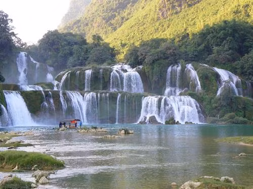 Thác Bản Giốc - thắng cảnh đẹp nằm trong Công viên địa chất Non nước Cao Bằng.
