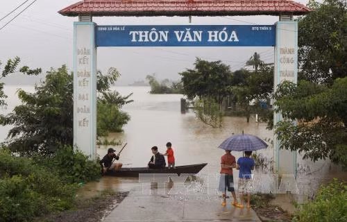 Nhiều thôn, buôn bị cô lập do nước lũ chia cắt. Ảnh: Dương Giang -TTXVN