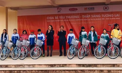 Ngân hàng SHB, Dai-ichi Life Việt Nam và Hội Chữ thập đỏ Việt Nam tặng xe đạp cho các em học sinh có hoàn cảnh khó khăn tại xã Quảng Yên, tỉnh Quang Ninh.Ảnh : redcross.org.vn