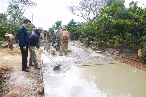 Năm 2014, đã có 22 hộ đồng bào ở xã Ea Tul hiến 5.000m2 đất để làm đường giao thông nông thôn