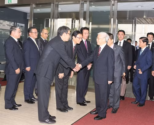 Tiếp tục chương trình chuyến thăm chính thức Nhật Bản, sáng 18/9/2015, Tổng Bí thư Nguyễn Phú Trọng đến thăm Công ty Fuji Electric ở tỉnh Kanagawa. Trong ảnh: Tổng Bí thư Nguyễn Phú Trọng với lãnh đạo Công ty Fuji Electric. Ảnh: Trí Dũng– TTXVN
