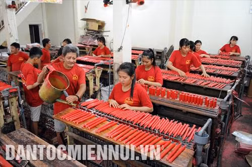 Cơ sở sản xuất đèn cầy Vĩnh Hưng, phường Châu Phú B (Châu Đốc, An Giang) là cơ sở tiên phong trong ngành sản xuất đèn cầy (nến) với các mẫu đèn pháo, cá kim long ngư, đèn ly, đèn hoa sen…; mỗi tháng, cung cấp ra thị trường khoảng 10 tấn sản phẩm các loại, tạo việc làm, thu nhập ổn định cho nhiều lao động tại địa phương. Trong ảnh: Dây chuyền sản xuất đèn cầy (nến) tại cơ sở sản xuất đèn cầy Vĩnh Hưng