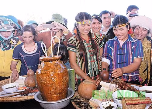 Cơm lam, thịt nướng, rượu cần... thường hiện diện trong ẩm thực của người M'nông. Ảnh: Hồ Mai