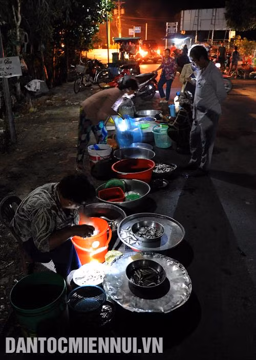 Một góc phiên chợ cá "âm phủ" Tha La