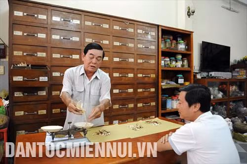 Hốt thuốc, chữa bệnh theo phương pháp đông y cổ truyền của người Hoa
