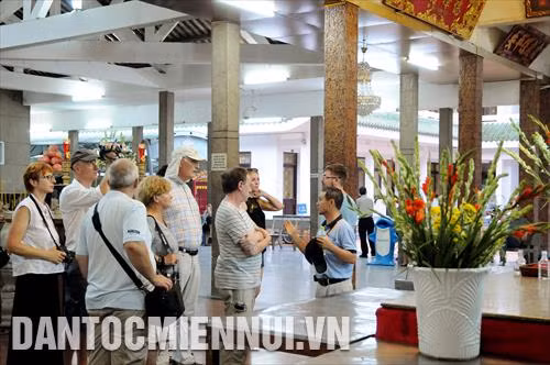 Du khách quốc tế tham quan khu di tích miếu Bà Chúa Xứ