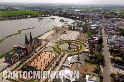 Dự án Khu du lịch Văn hóa tâm linh Bà Chúa Xứ - Cáp treo Núi Sam đang được triển khai với tổng vốn đầu tư giai đoạn 1 lên đến 486 tỷ đồng, gồm các hạng mục: cáp treo, đền một cột, đền thuyết pháp, quảng trường… Trong ảnh: Một góc Khu du lịch văn hóa tâm linh Bà Chúa Xứ - Cáp treo Núi Sam đang dần hoàn thiện