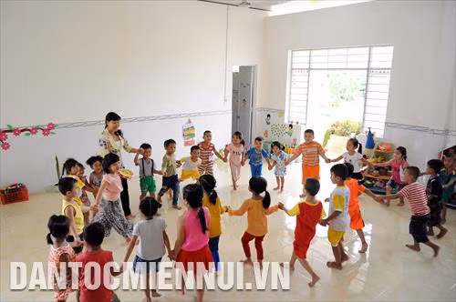 Trường Mẫu giáo Vĩnh Tế, ấp Vĩnh Khánh 2 (xã Vĩnh Tế, Thành phố Châu Đốc) đã đạt chuẩn Quốc gia mức độ 1. Hàng năm, trường chăm sóc và giáo dục cho khoảng 200 trẻ có độ tuổi từ 3 - 5 tuổi. Trong ảnh: Các trẻ 5 tuổi tham gia trò chơi tập thể tại trường