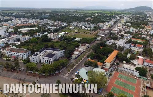 Thành phố Châu Đốc là trung tâm kinh tế, chính trị, văn hoá xã hội, an ninh quốc phòng phía Tây Nam và là điểm du lịch tâm linh nổi tiếng của tỉnh An Giang và đồng bằng sông Cửu Long. Trong ảnh: Một góc Thành phố Châu Đốc ngày nay.