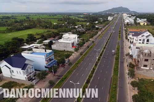 Tân Lộ Kiều Lương có chiều dài 4km, rộng 55 mét với sáu làn xe ô tô, hai làn xe gắn máy, là tuyến đường huyết mạch từ trung tâm thành phố Châu Đốc hướng vào khu du lịch Núi Sam, đáp ứng nhu cầu đi lại của hàng triệu du khách thập phương vào mùa lễ hội Vía Bà Chúa Xứ hàng năm.
