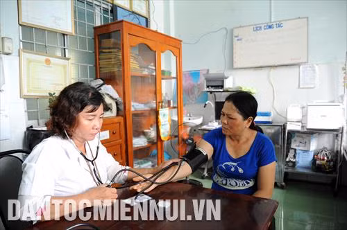 Khám chữa bệnh cho người dân tại Trạm y tế xã Vĩnh Tế (TP. Châu Đốc)