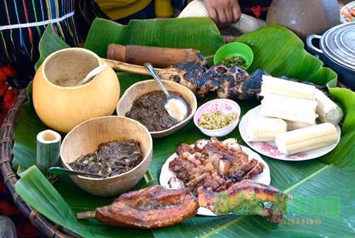 Thịt nướng, cơm lam, canh thụt là những món ăn đặc trưng của đồng bào các dân tộc bản địa