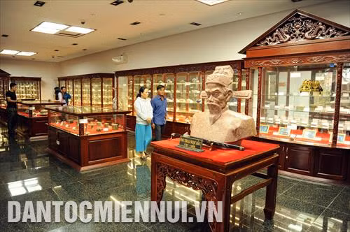 Du khách tham quan Nhà trưng bày cổ vật tại Lăng Thoại Ngọc Hầu nằm trong quần thể khu du lịch Quốc gia Núi Sam, tọa lạc tại phường Núi Sam (Thành phố Châu Đốc, An Giang).