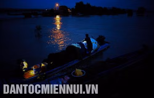Ghe tàu cập bến, chuyển cá vừa được đánh bắt lên bờ bán cho các tiểu thương