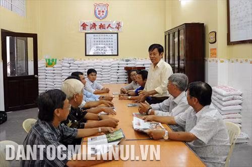 Người Hoa tại Thành phố Châu Đốc luôn giữ gìn, phát huy phong tục, tập quán của dân tộc mình, là thành phần cư dân quan trọng, góp phần vào sự ổn định và phát triển của địa phương. Trong ảnh: Một buổi sinh hoạt của Ban quản trị Hội tương tế người Hoa Thành phố Châu Đốc (An Giang)