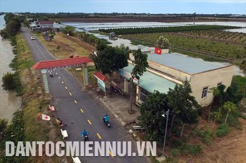 Qua 4 năm triển khai thực hiện Chương trình mục tiêu Quốc gia xây dựng nông thôn mới, đến nay đời sống người dân 2 xã Vĩnh Tế và Vĩnh Châu (Thành phố Châu Đốc) được cải thiện, bộ mặt nông thôn từng bước được đổi mới. Trong ảnh: Tuyến đường giao thông nông thôn được đầu tư khang trang, giải quyết được nhu cầu đi lại của người dân.