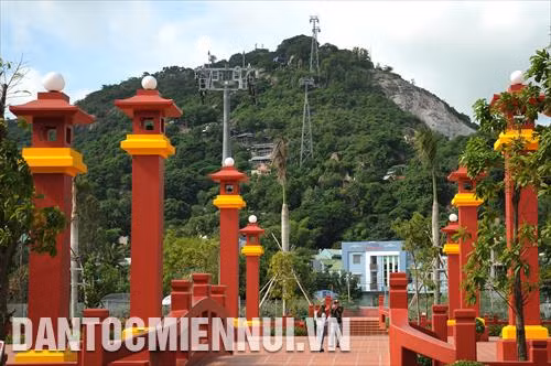 Dự án Khu du lịch Văn hóa tâm linh Bà Chúa Xứ - Cáp treo Núi Sam đang được triển khai với tổng vốn đầu tư giai đoạn 1 lên đến 486 tỷ đồng, gồm các hạng mục: cáp treo, đền một cột, đền thuyết pháp, quảng trường… Trong ảnh: Một góc Khu du lịch văn hóa tâm linh Bà Chúa Xứ - Cáp treo Núi Sam đang dần hoàn thiện