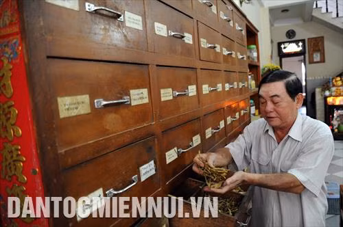 Hốt thuốc, chữa bệnh theo phương pháp đông y cổ truyền của người Hoa