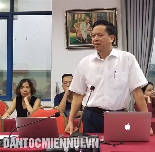 TS. Phan Văn Hùng, Thứ trưởng, Phó Chủ nhiệm UBDT trình bày báo cáo khoa học. Ảnh: Hoàng Tâm
