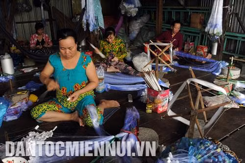 Mùa nước nổi năm 2018 tại Đồng bằng sông Cửu Long về sớm và được dự báo mực nước có thể cao hơn những năm trước. Những ngày này, tại các cơ sở đan lưới thuộc xã Vĩnh Tế (Châu Đốc) rất nhộn nhịp. Đây là thời điểm các hộ dân làm lưới chạy hết công suất để sản xuất hàng giao cho khách, phục vụ nhu cầu đánh bắt thủy sản trong mùa lũ. Trong ảnh: Thực hiện công đoạn đan lưới tại một cơ sở đan lưới thuộc xã Vĩnh Tế (TP.Châu Đốc)