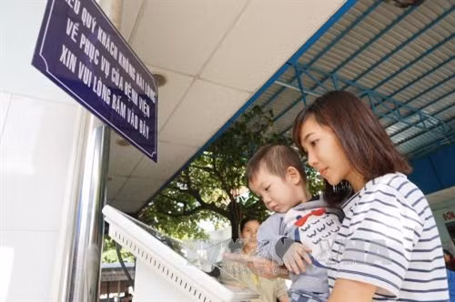 Người nhà bệnh nhi cảm thấy tiện lợi khi muốn phản ánh những điều không hài lòng về khám chữa bệnh tại ki-ốt khảo sát không hài lòng người bệnh triển khai thí điểm tại Bệnh viện Nhi đồng 1 Thành phố Hồ Chí Minh. Ảnh: Phương Vy - TTXVN.