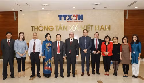 Đại diện Thông tấn xã Việt Nam và hãng Thông tấn AFP chụp ảnh chung. Ảnh: Phương Hoa - TTXVN