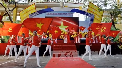 Tiết mục văn nghệ của học sinh trường THPT Trưng Vương tại buổi lễ. Ảnh: Thế Anh - TTXVN
