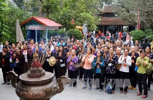Đông đảo nhân dân đến dâng hương tưởng niệm các Vua Hùng. Ảnh: Trung Kiên- TTXVN