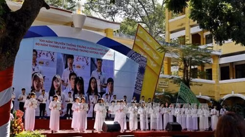 Học sinh trường THPT Trưng Vương cùng đồng ca bài hát truyền thống của nhà trường. Ảnh: Thế Anh - TTXVN.