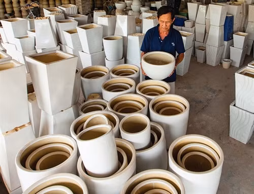 Bình quân hàng tháng một cơ sở gốm sứ cho ra lò từ 10.000 - 20.000 sản phẩm xuất khẩu.