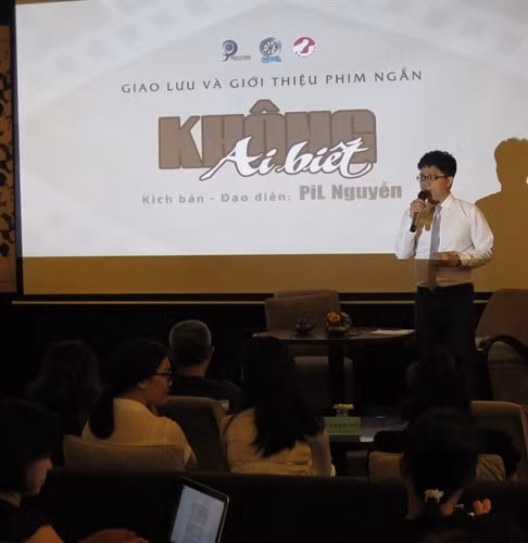 Đạo diễn Pil Nguyễn phát biểu tại buổi giao lưu