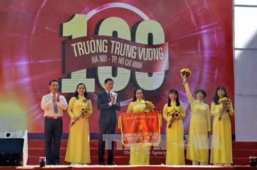 Ông Trương Vĩnh Tuyến (thứ 3, từ trái sang), Phó Chủ tịch UBND Thành phố Hồ Chí Minh trao tặng nhà trường bức trướng của UBND Thành phố Hồ Chí Minh mang dòng chữ “Trường Trung học phổ thông Trưng Vương – 60 năm xây dựng và phát triển (1957 - 2017)”. Ảnh: Thế Anh - TTXVN
