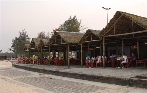 Các dịch vụ ăn uống tại bãi Cửa Việt thu hút rất đông thực khách.