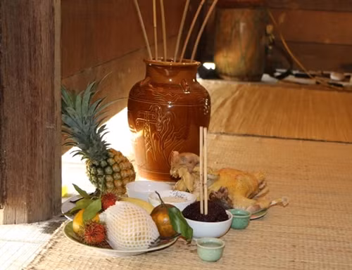 Lễ vật dâng cúng trong nhà.
