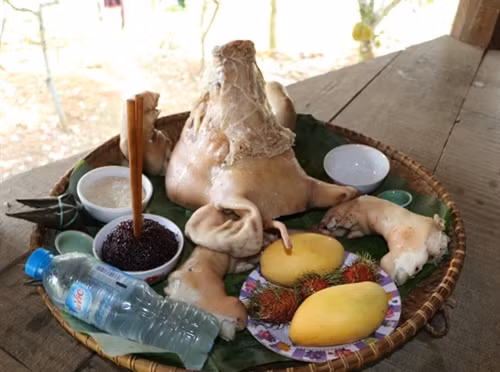 Lễ vât ngoài rẫy.