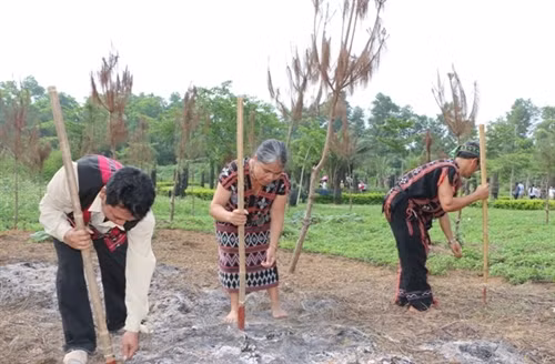 Nghi thức tra hạt.