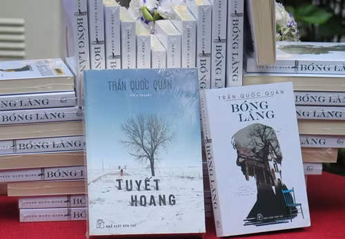 Bóng làng là tiểu thuyết thứ 2 sau tiểu thuyết Tuyết hoang của nhà văn Trần Quốc Quân