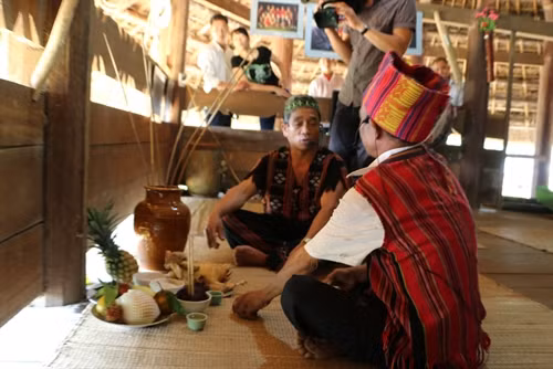 Nghi thức cúng trong nhà.