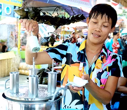 Nghệ nhân Thạch Thị Thanh Sang đến từ Sóc Trăng với món bánh ống. Ảnh: internet