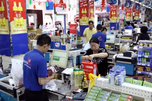 Người tiêu dùng mua sắm hàng hóa tại hệ thống siêu thị Saigon Co.op. Ảnh: Thanh Vũ-TTXVN