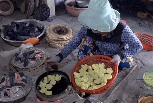 Công đoạn đúc bánh. Ảnh: Phước Ngọc - TTXVN