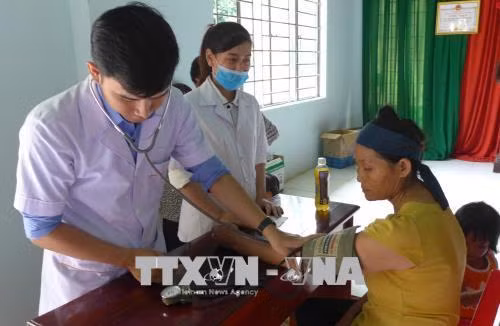 Khám bệnh cho đồng bào dân tộc thiểu số. Ảnh: K GỬIH –TTXVN