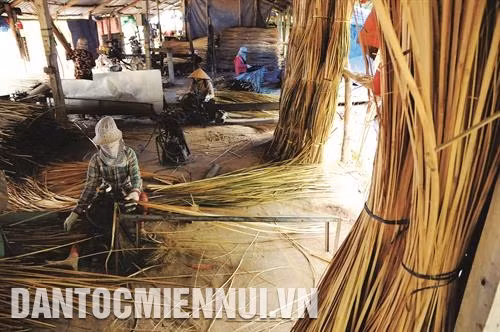Dạy sửa chữa điện lạnh cho các thành viên hộ cận nghèo tại Trung tâm giáo dục nghề nghiệp - giáo dục thường xuyên ở quận 6. Ảnh: An Hiếu 26 năm qua, Thành phố Hồ Chí Minh đã có 8 lần điều chỉnh mức chuẩn nghèo. Hiện mức chuẩn hộ nghèo của Thành phố Hồ Chí Minh cao gấp đôi mức chuẩn nghèo quốc gia. Ảnh: An Hiếu Tại Thành phố Hồ Chí Minh, số người lao động nghèo, cận nghèo học nghề thuộc lĩnh vực nông nghiệp chiếm 30%, nghề phi nông nghiệp 70%, phù hợp với định hướng chuyển dịch cơ cấu lao động. Ảnh: An Hiếu Thành phố Hồ Chí Minh hiện có 517 trung tâm, cơ sở dạy nghề, trong đó 337 cơ sở có chức năng dạy nghề và 180 trường cao đẳng, trung cấp nghề. Ảnh: An Hiếu