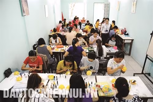 Dạy sửa chữa điện lạnh cho các thành viên hộ cận nghèo tại Trung tâm giáo dục nghề nghiệp - giáo dục thường xuyên ở quận 6. Ảnh: An Hiếu 26 năm qua, Thành phố Hồ Chí Minh đã có 8 lần điều chỉnh mức chuẩn nghèo. Hiện mức chuẩn hộ nghèo của Thành phố Hồ Chí Minh cao gấp đôi mức chuẩn nghèo quốc gia. Ảnh: An Hiếu Tại Thành phố Hồ Chí Minh, số người lao động nghèo, cận nghèo học nghề thuộc lĩnh vực nông nghiệp chiếm 30%, nghề phi nông nghiệp 70%, phù hợp với định hướng chuyển dịch cơ cấu lao động. Ảnh: An Hiếu Thành phố Hồ Chí Minh hiện có 517 trung tâm, cơ sở dạy nghề, trong đó 337 cơ sở có chức năng dạy nghề và 180 trường cao đẳng, trung cấp nghề. Ảnh: An Hiếu