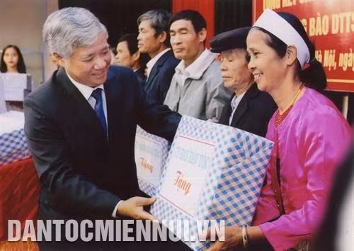 Bộ trưởng, Chủ nhiệm Ủy ban Dân tộc Đỗ Văn Chiến trao quà cho người uy tín là đồng bào dân tộc thiểu số ở Thủ đô. Ảnh: Lê Anh